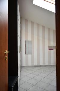 pusty pokój z paskami i drzwiami w obiekcie intero appartamento w mieście Montelanico