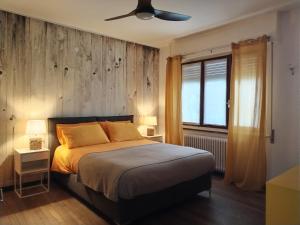 ソンドリオにあるLa Casina Sondrio Valtellinaのベッドルーム1室(ベッド1台、シーリングファン付)