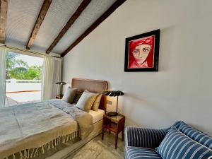 Giường trong phòng chung tại Cozy Townhouse with Sea View +38 ảnh