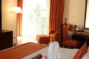 Un pat sau paturi într-o cameră la Sohar Beach Hotel