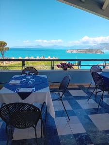 a dining room with a view of the ocean at Hotel Villa Principe in San Nicola Arcella