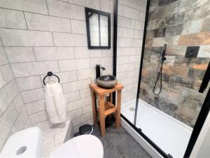 Et badeværelse på Nelson By The Docks Serviced Apartments by Roomsbooked