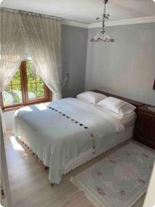Postel nebo postele na pokoji v ubytování Trabzon saklı villa
