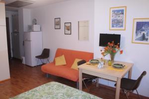 un soggiorno con divano arancione e tavolo di Nice Apartment in Taormina a Taormina