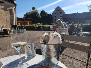 una mesa con una copa de vino y un cubo de pasta en Värdshuset & Brukshotellet i Lövstabruk, en Lövstabruk