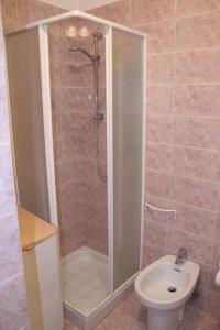 e bagno con doccia, servizi igienici e lavandino. di Nice Apartment in Taormina a Taormina