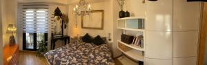 um quarto com uma cama e um lustre em Wifi terraza aire acondicionado em Tafalla