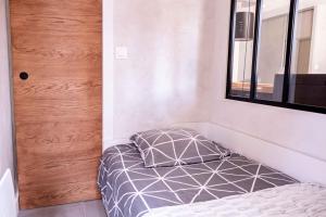 Ένα ή περισσότερα κρεβάτια σε δωμάτιο στο Studio cabine « Au Loup Blanc »