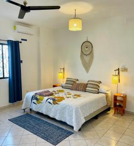um quarto com uma cama e um lustre em Itzé Hostel Boutique - Progreso em Progreso
