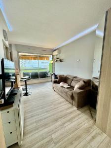 ein Wohnzimmer mit Couch und Schreibtisch in der Unterkunft Appartement centre ville - Accès piscine - 300M de la plage in La Grande-Motte + 12 Fotos