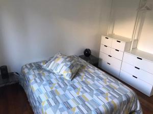 a bedroom with a bed and a dresser at Appartement au cœur de Cannes in Cannes