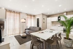 a kitchen and living room with a table and chairs at San Pietro Vatican Apartments in Rome