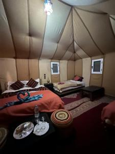 Zimmer mit 2 Betten in einem Zelt in der Unterkunft Merzouga Paradise Luxury Camp in Merzouga