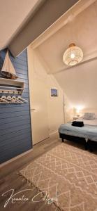 a bedroom with a bed in a room with a rug at Wellness cottage met hottub 'Auckland' by Kawatea in Ewijk