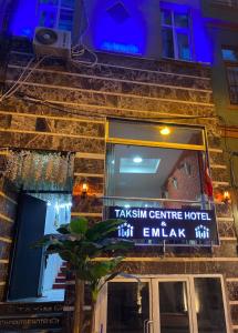 un edificio con una señal para un hotel del centro de Taksim en Taksim Centre Hotel, en Estambul