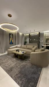 شقة G مودرن جديده 2024 وانيقه في الرياض: غرفة معيشة مع أريكة وطاولة