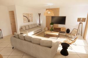 Μια τηλεόραση ή/και κέντρο ψυχαγωγίας στο Villa La Colline - 5 chambres avec piscine chauffée