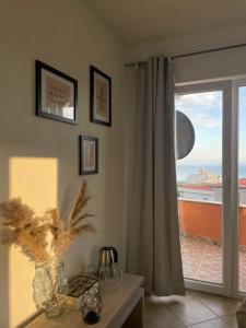 un jarrón sobre una mesa en una habitación con ventana en Villa Ivanovic, en Budva