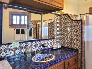 ein Bad mit einem Waschbecken und einem Spiegel in der Unterkunft Spanish Style Vacation Home in Rosarito in Primo Tapia