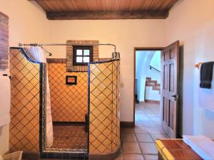 Habitación con baño con ducha. en Spanish Style Vacation Home in Rosarito, en Primo Tapia