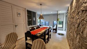 a dining room with a table and chairs at Monoambiente en casa familiar in Mar de Ajó