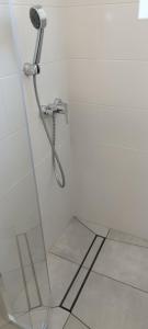 um chuveiro com secador de cabelo na casa de banho em Apartamenty i pokoje gościnne KOŁODZIEJÓWKA em Sandomierz