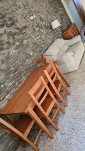- une table basse en bois et un canapé dans le salon dans l'établissement Trilhos do Diabo, T1, à Vila do Conde