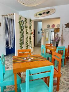 Itzé Hostel Boutique - Progreso في بروغريسو: غرفة طعام مع طاولة وكراسي