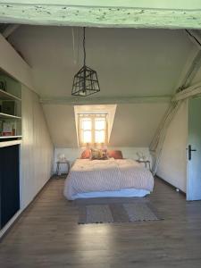 Schlafzimmer mit einem Bett und einem Fenster in der Unterkunft Quai Sisley in Villeneuve-la-Garenne