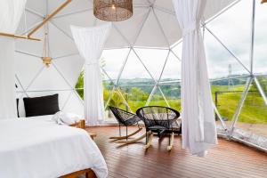 Televiisor ja/või meelelahutuskeskus majutusasutuses Ecohotel Monte Tierra Habitaciones y Glamping