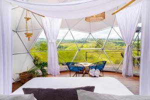 a room with a large glass dome with tables and chairs at Ecohotel Monte Tierra Habitaciones y Glamping in Filandia +206 photos