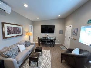una sala de estar con un sofá y una mesa en Chic & intimate 2 bedroom, en Brighton