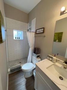 Un baño con inodoro, ducha y lavabo. en Chic & intimate 2 bedroom, en Brighton 9 fotos más