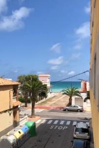 una vista di una strada con una spiaggia e un'auto di Apto 3 habitaciones, vistas al mar Moncofar Grao a Moncófar