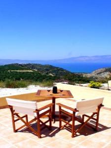 NohiaにあるTerramaraの海の景色を望むパティオ(テーブル、椅子付)