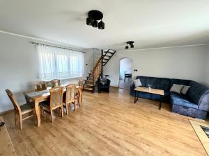 a living room with a couch and a table at Dom wakacyjny u Marzeny in Lińsk