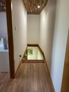 um corredor com uma escada num quarto em Casa Rabelas em Chantada