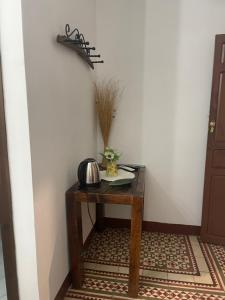 um quarto com uma mesa e uma chaleira para chá em La magnolia em La Puerta de Segura