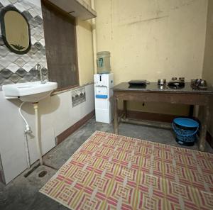 Stay At The Home في فاراناسي: حمام صغير مع حوض ومغسلة