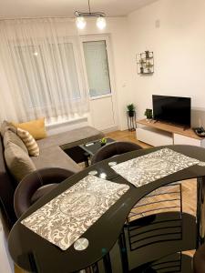 Μια τηλεόραση ή/και κέντρο ψυχαγωγίας στο Expensive apartment