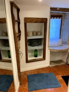 einen Spiegel im Wohnzimmer mit einem Zimmer mit in der Unterkunft Ô Bonheurs Simples d'Ecorsaint Ici Doucement in Hauteroche