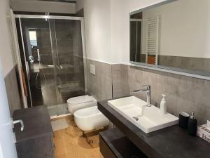 Bilik mandi di Loft industrial +8 gambar