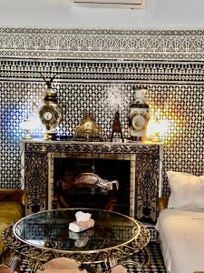 Postel nebo postele na pokoji v ubytování Riad Damia Suite &Spa
