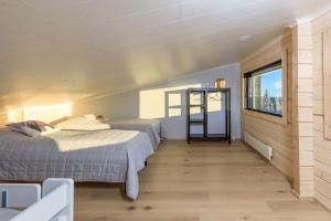 two beds in a room with a window at Näköalahuoneisto Iso-Syöte Ketunpolku in Syöte