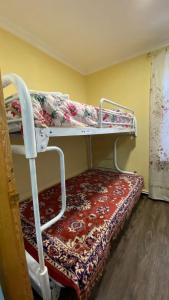 Habitación con 2 literas y alfombra. en Holiday Home Ruben en Odzun