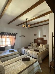 La magnolia في La Puerta de Segura: غرفة نوم بسريرين وسقف
