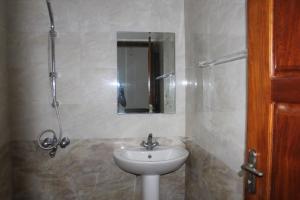 卡塔拉伽馬的住宿－UD Garden Hotel，一间带水槽和镜子的浴室