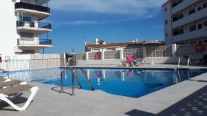 a swimming pool on the roof of a building at Apartamento a pie de playa. in Nerja