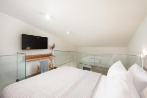 Rúm í herbergi á Theros Serenity Suites