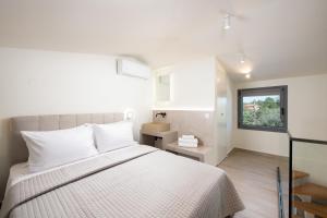 Rúm í herbergi á Theros Serenity Suites